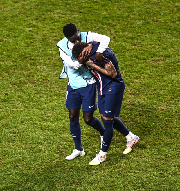 Gục ngã ở chung kết Champions League, Neymar ôm mặt ngồi khóc trên ghế dự bị - Ảnh 1.