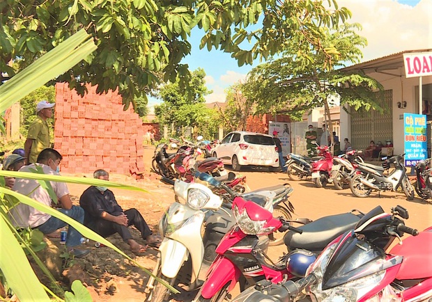 Hoảng hồn phát hiện 2 vợ chồng chết trong tư thế treo cổ tại phòng trọ - Ảnh 2.