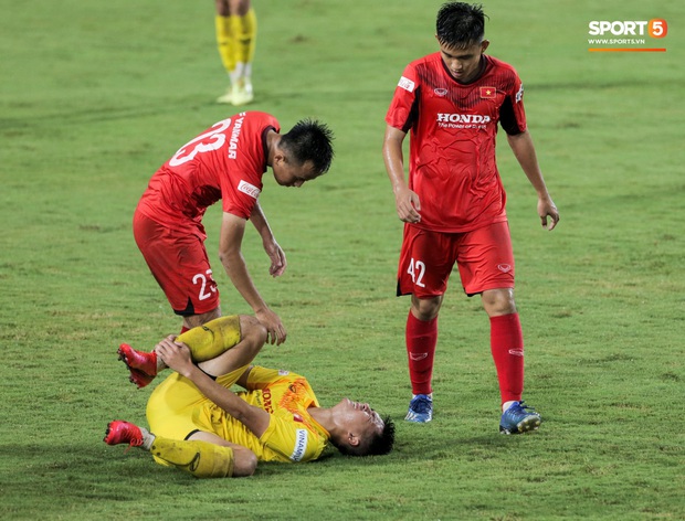 HLV Park Hang-seo không cản nổi học trò đá quyết liệt dù đã cấm xoạc bóng sau sự cố chấn thương - Ảnh 4.