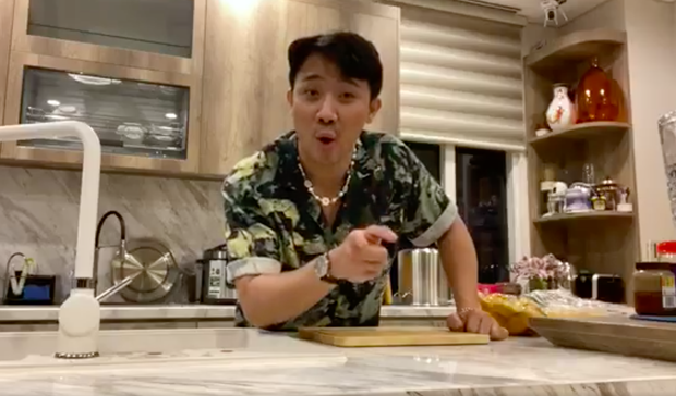 Nửa đêm Trấn Thành bỗng livestream… chặt gà để “dằn mặt” Trúc Nhân, Quang Trung cũng vào xin ăn như thật - Ảnh 2.