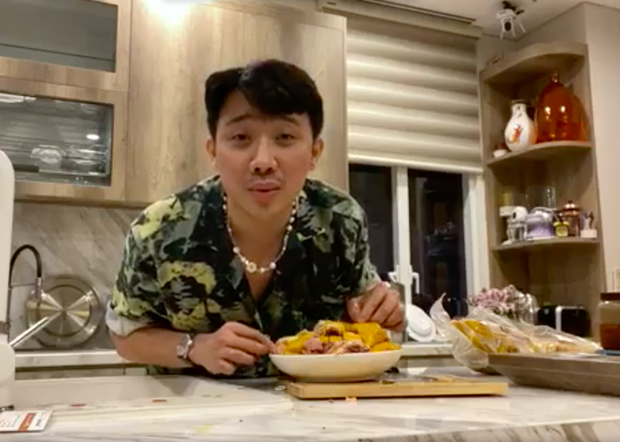 Nửa đêm Trấn Thành bỗng livestream… chặt gà để “dằn mặt” Trúc Nhân, Quang Trung cũng vào xin ăn như thật - Ảnh 10.