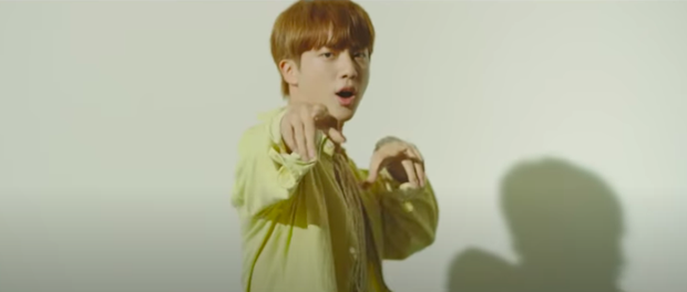 BTS tung MV mới cho Dynamite: Jin xuất hiện nhiều hơn hẳn, nhiều cảnh quay siêu đáng yêu mà không được cho vào MV chính - Ảnh 5.
