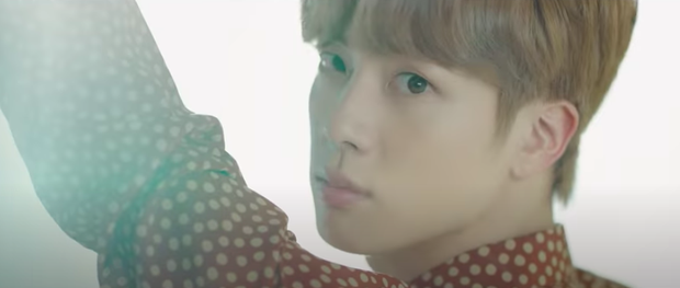 BTS tung MV mới cho Dynamite: Jin xuất hiện nhiều hơn hẳn, nhiều cảnh quay siêu đáng yêu mà không được cho vào MV chính - Ảnh 6.