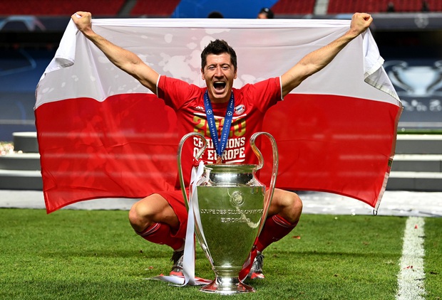 Không sợ vợ, sát thủ Lewandowski hớn hở chụp ảnh với cúp Champions League trên giường ngủ - Ảnh 2.