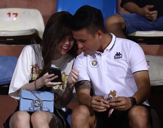 Vừa xoá sạch ảnh Huỳnh Anh, Quang Hải đã vội đăng lại từ đầu khoảnh khắc cả hai tình tứ - Ảnh 1.