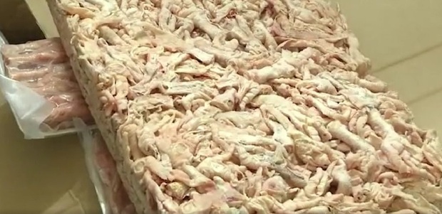 Phát hiện kho hàng đông lạnh chứa hàng chục tấn nội tạng lợn nhiễm dịch tả lợn châu Phi - Ảnh 1.