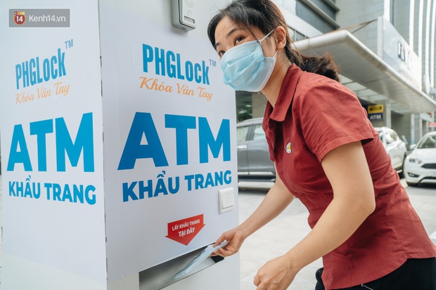 ATM khẩu trang miễn phí đầu tiên ở Hà Nội: Không phân biệt hoàn cảnh, ai cần cứ đến nhận - Ảnh 9.