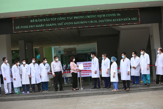 Ảnh: Y bác sỹ ôm nhau, khóc vỡ òa trong giây phút Bệnh viện Đà Nẵng được gỡ lệnh phong tỏa - Ảnh 3.