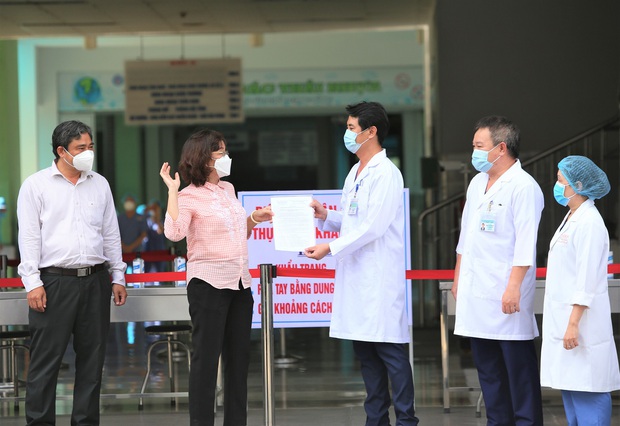 Ảnh: Y bác sỹ ôm nhau, khóc vỡ òa trong giây phút Bệnh viện Đà Nẵng được gỡ lệnh phong tỏa - Ảnh 2.