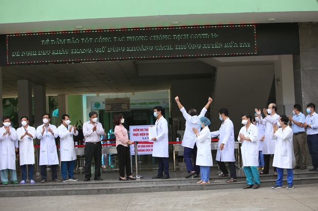 Ảnh: Y bác sỹ ôm nhau, khóc vỡ òa trong giây phút Bệnh viện Đà Nẵng được gỡ lệnh phong tỏa - Ảnh 4.