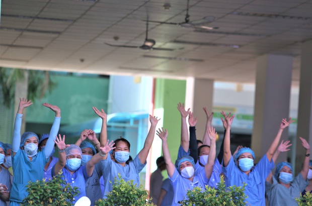 Ảnh: Y bác sỹ ôm nhau, khóc vỡ òa trong giây phút Bệnh viện Đà Nẵng được gỡ lệnh phong tỏa - Ảnh 10.