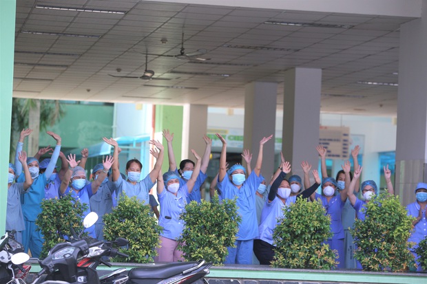 Ảnh: Y bác sỹ ôm nhau, khóc vỡ òa trong giây phút Bệnh viện Đà Nẵng được gỡ lệnh phong tỏa - Ảnh 5.