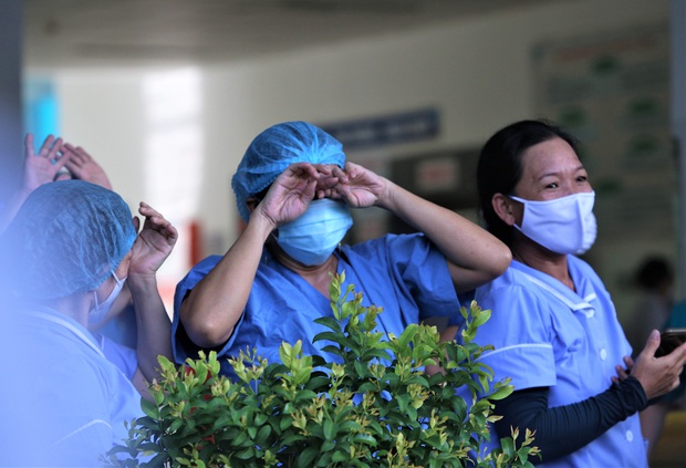Ảnh: Y bác sỹ ôm nhau, khóc vỡ òa trong giây phút Bệnh viện Đà Nẵng được gỡ lệnh phong tỏa - Ảnh 6.