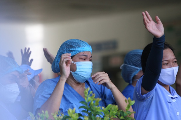 Ảnh: Y bác sỹ ôm nhau, khóc vỡ òa trong giây phút Bệnh viện Đà Nẵng được gỡ lệnh phong tỏa - Ảnh 7.