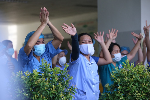 Ảnh: Y bác sỹ ôm nhau, khóc vỡ òa trong giây phút Bệnh viện Đà Nẵng được gỡ lệnh phong tỏa - Ảnh 8.