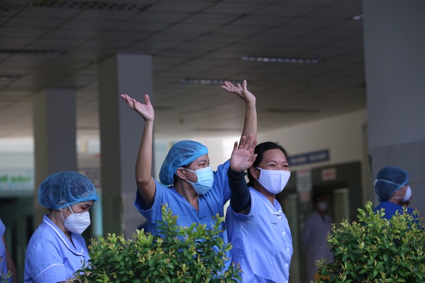 Ảnh: Y bác sỹ ôm nhau, khóc vỡ òa trong giây phút Bệnh viện Đà Nẵng được gỡ lệnh phong tỏa - Ảnh 9.