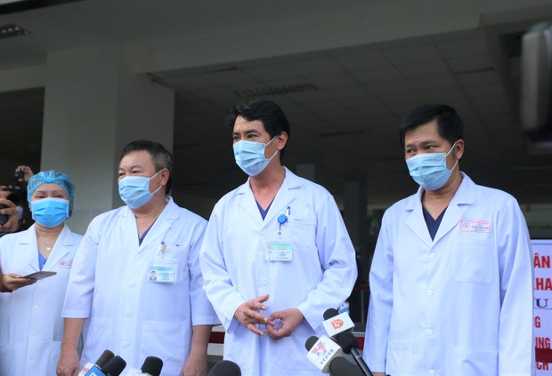 Ảnh: Y bác sỹ ôm nhau, khóc vỡ òa trong giây phút Bệnh viện Đà Nẵng được gỡ lệnh phong tỏa - Ảnh 11.
