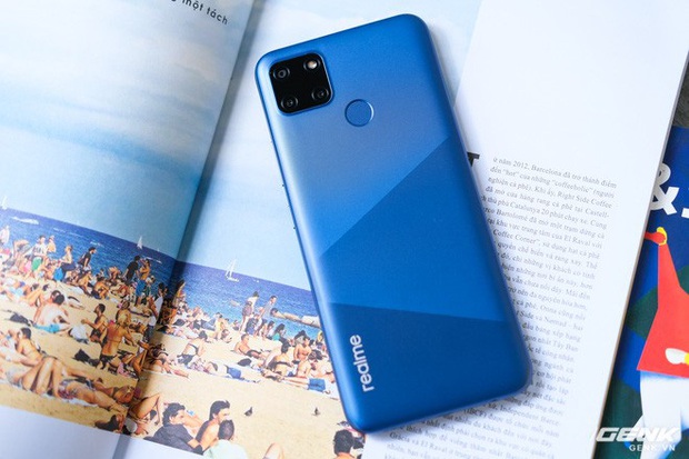 Cận cảnh Realme C12 vừa ra mắt tại Việt Nam: Bản nâng cấp từ C11, pin trâu hơn, mọc thêm 1 camera sau, giá 3,49 triệu đồng - Ảnh 4.