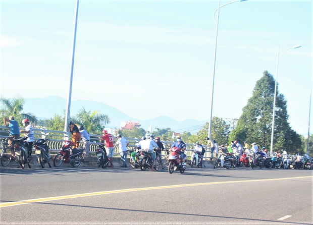 Giận mẹ, thanh niên 19 tuổi nhảy cầu tự tử - Ảnh 1.