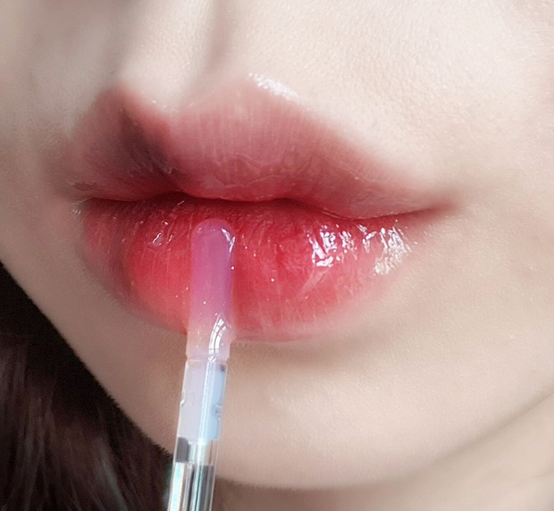 Cô bạn khiến hội chị em ghen tị vì môi siêu xinh, đánh son siêu đẹp, hỏi ra mới biết toàn dùng son bình dân - Ảnh 12. Cô bạn khiến hội chị em ghen tị vì môi siêu xinh, đánh son siêu đẹp, hỏi ra mới biết toàn dùng son bình dân - Ảnh 12.