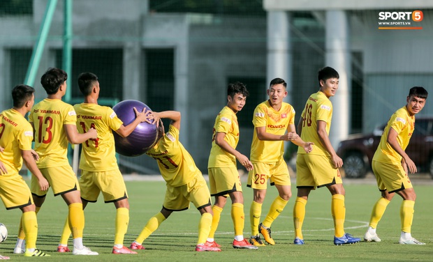 U22 Việt Nam đại chiến với bóng khổng lồ trước ngày đấu Bùi Tiến Dũng, Quế Ngọc Hải - Ảnh 2.