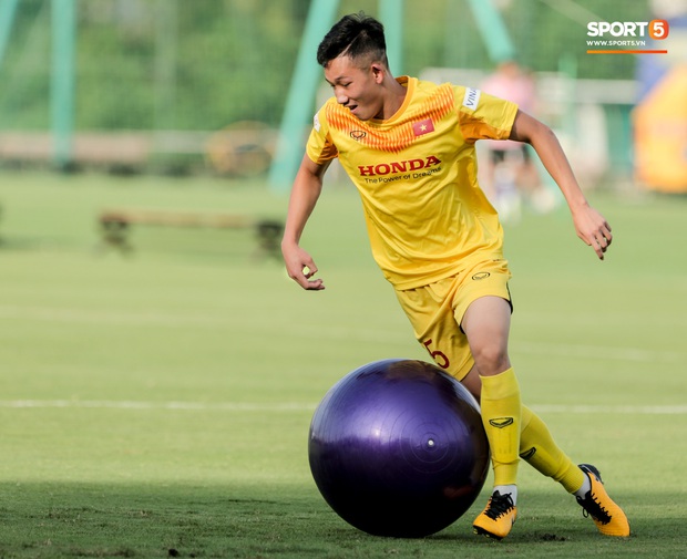 U22 Việt Nam đại chiến với bóng khổng lồ trước ngày đấu Bùi Tiến Dũng, Quế Ngọc Hải - Ảnh 8.