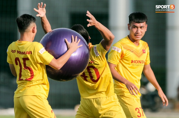 U22 Việt Nam đại chiến với bóng khổng lồ trước ngày đấu Bùi Tiến Dũng, Quế Ngọc Hải - Ảnh 3.