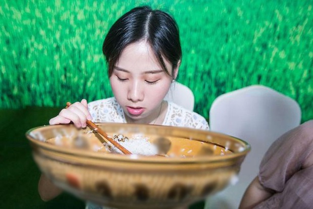 Nghề mukbang ở Trung Quốc đang đến “đường cùng”, bị tẩy chay và lên án kịch liệt: Chấm dứt sự nổi tiếng hão huyền - Ảnh 1. Nghề mukbang ở Trung Quốc đang đến “đường cùng”, bị tẩy chay và lên án kịch liệt: Chấm dứt sự nổi tiếng hão huyền - Ảnh 1.