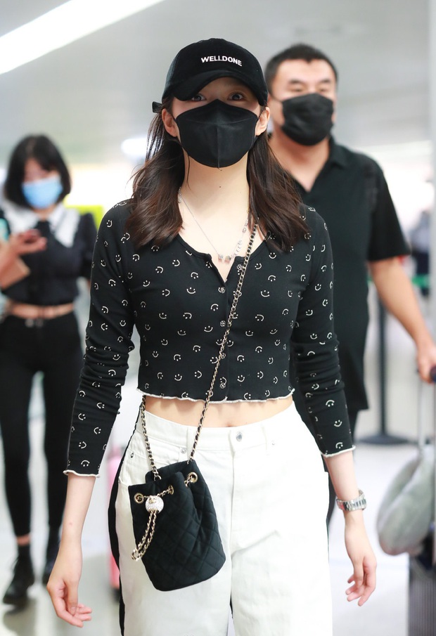 1 chiếc crop top 2 cách diện: Angela Baby hack tuổi như nữ sinh, Quan Hiểu Đồng lên đồ đơn giản mà trẻ trung - Ảnh 4. 1 chiếc crop top 2 cách diện: Angela Baby hack tuổi như nữ sinh, Quan Hiểu Đồng lên đồ đơn giản mà trẻ trung - Ảnh 4.