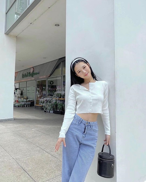 1 chiếc crop top 2 cách diện: Angela Baby hack tuổi như nữ sinh, Quan Hiểu Đồng lên đồ đơn giản mà trẻ trung - Ảnh 13. 1 chiếc crop top 2 cách diện: Angela Baby hack tuổi như nữ sinh, Quan Hiểu Đồng lên đồ đơn giản mà trẻ trung - Ảnh 13.