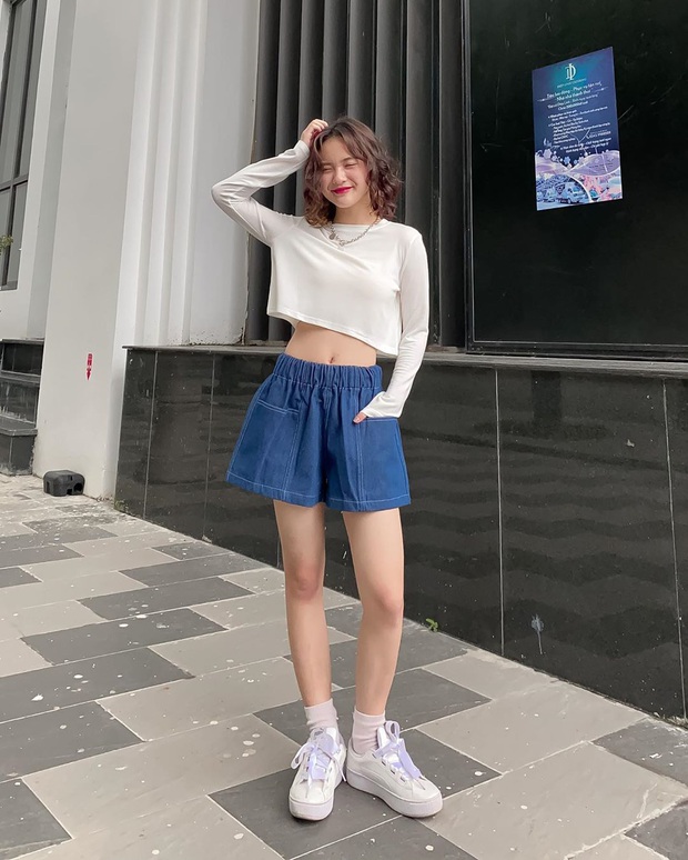 1 chiếc crop top 2 cách diện: Angela Baby hack tuổi như nữ sinh, Quan Hiểu Đồng lên đồ đơn giản mà trẻ trung - Ảnh 17. 1 chiếc crop top 2 cách diện: Angela Baby hack tuổi như nữ sinh, Quan Hiểu Đồng lên đồ đơn giản mà trẻ trung - Ảnh 17.