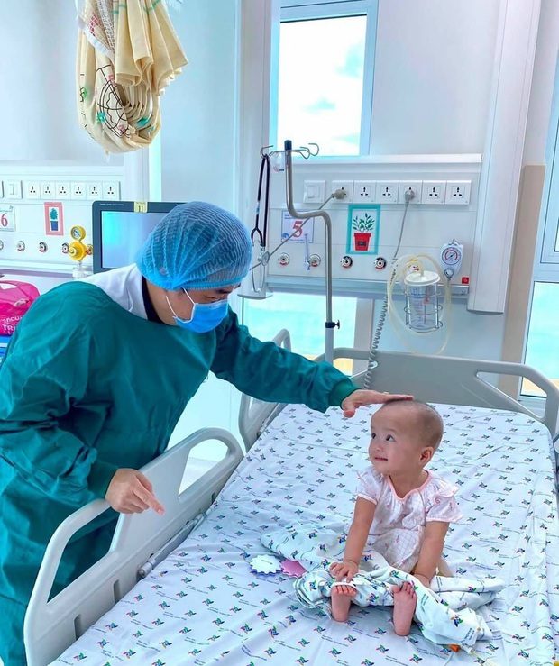 Trúc Nhi cười tít mắt trong vòng tay mẹ, Diệu Nhi ngoan ngoãn ngồi im nghe bác sĩ dặn dò - Ảnh 2.