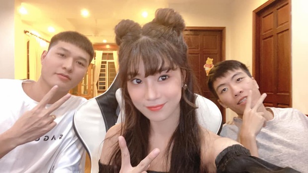 Hoàng Yến Chibi bất ngờ ghé gaming house Team Flash, thử trình cùng Gấu, Xuân Bách ở rank Cao thủ 100 sao - Ảnh 1.