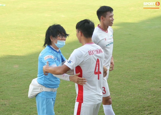 HLV Park Hang-seo túm cổ, tung cước với Quế Ngọc Hải và Trọng Hoàng trước trận đấu giao hữu của U22 Việt Nam  - Ảnh 4.