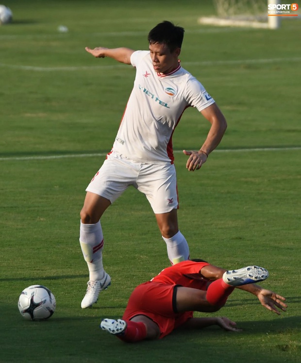 HLV Park Hang-seo túm cổ, tung cước với Quế Ngọc Hải và Trọng Hoàng trước trận đấu giao hữu của U22 Việt Nam  - Ảnh 5.