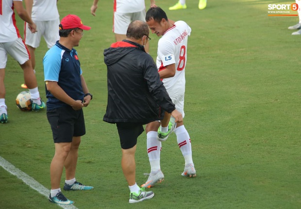 HLV Park Hang-seo túm cổ, tung cước với Quế Ngọc Hải và Trọng Hoàng trước trận đấu giao hữu của U22 Việt Nam  - Ảnh 3.