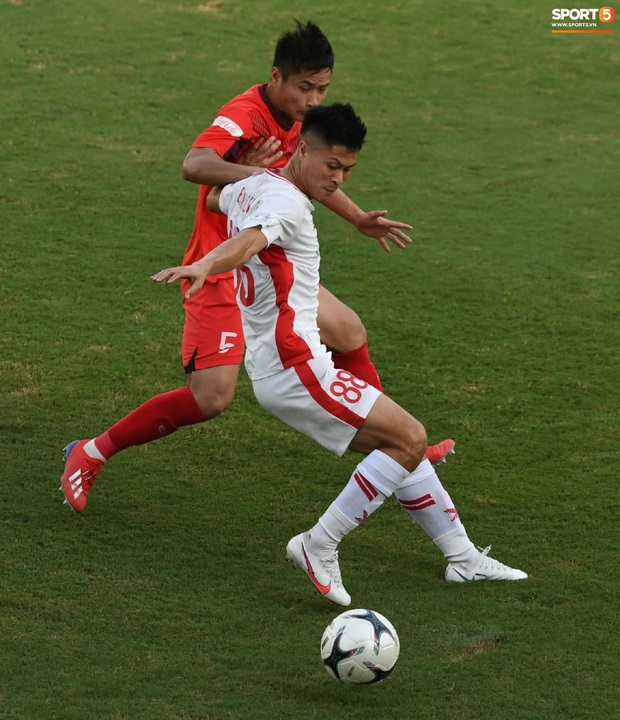 HLV Park Hang-seo túm cổ, tung cước với Quế Ngọc Hải và Trọng Hoàng trước trận đấu giao hữu của U22 Việt Nam  - Ảnh 8.