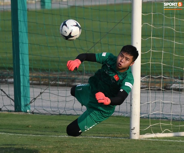 HLV Park Hang-seo túm cổ, tung cước với Quế Ngọc Hải và Trọng Hoàng trước trận đấu giao hữu của U22 Việt Nam  - Ảnh 7.