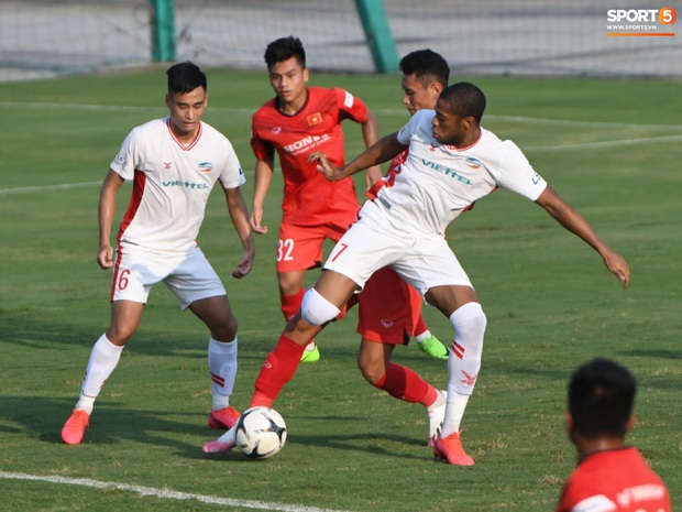 HLV Park Hang-seo túm cổ, tung cước với Quế Ngọc Hải và Trọng Hoàng trước trận đấu giao hữu của U22 Việt Nam  - Ảnh 9.