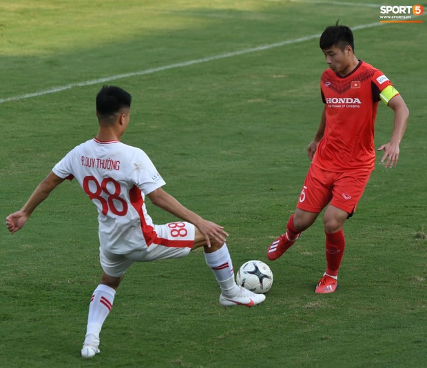 HLV Park Hang-seo túm cổ, tung cước với Quế Ngọc Hải và Trọng Hoàng trước trận đấu giao hữu của U22 Việt Nam  - Ảnh 6.