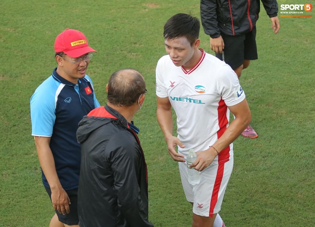 HLV Park Hang-seo túm cổ, tung cước với Quế Ngọc Hải và Trọng Hoàng trước trận đấu giao hữu của U22 Việt Nam  - Ảnh 1.