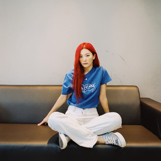 8 cách diện áo phông xinh xẻo từ các mỹ nhân Hoa - Hàn kèm chỗ mua ngon nghẻ để bạn sắm sửa cho mùa tựu trường  - Ảnh 1.