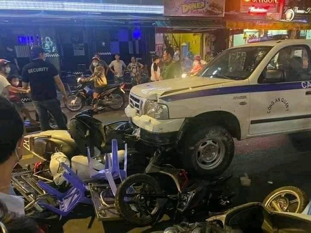 Clip ô tô bán tải gây tai nạn liên hoàn ở phố đi bộ Bùi Viện cuốn theo nhiều phương tiện - Ảnh 2. Clip ô tô bán tải gây tai nạn liên hoàn ở phố đi bộ Bùi Viện cuốn theo nhiều phương tiện - Ảnh 2.