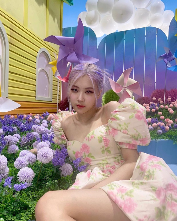 Jennie vs Rosé tung ảnh hậu trường hiếm, đồng loạt bung xõa khoe vòng 1 sexy thế này muốn dân tình sống sao? - Ảnh 6.