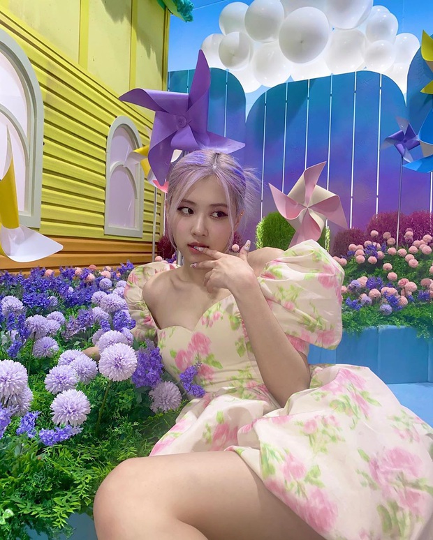 Jennie vs Rosé tung ảnh hậu trường hiếm, đồng loạt bung xõa khoe vòng 1 sexy thế này muốn dân tình sống sao? - Ảnh 5.