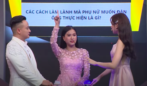 Lâm Vĩ Dạ chọn thẻ ATM và Hari Won thích được nửa kia ôm khi dỗ dành, riêng Midu trả lời mà khiến dàn sao nam sốc nhẹ - Ảnh 4.