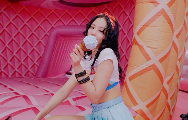 Jennie vs Rosé tung ảnh hậu trường hiếm, đồng loạt bung xõa khoe vòng 1 sexy thế này muốn dân tình sống sao? - Ảnh 7.