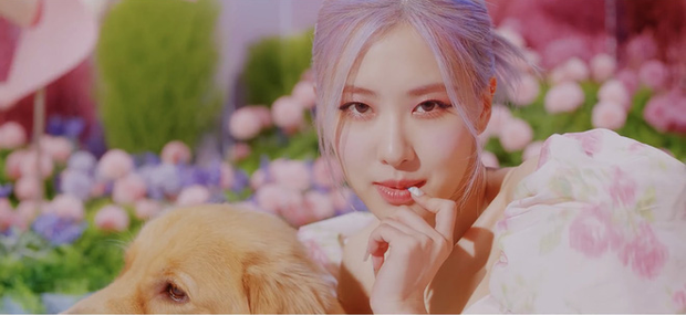 Jennie vs Rosé tung ảnh hậu trường hiếm, đồng loạt bung xõa khoe vòng 1 sexy thế này muốn dân tình sống sao? - Ảnh 8.