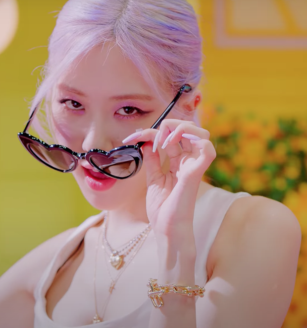 MV Ice Cream hay ngày hội đại sứ thương hiệu: Ai cũng PR nhiệt tình, chăm nhất là Jennie, Selena cũng không kém miếng - Ảnh 6. MV Ice Cream hay ngày hội đại sứ thương hiệu: Ai cũng PR nhiệt tình, chăm nhất là Jennie, Selena cũng không kém miếng - Ảnh 6.
