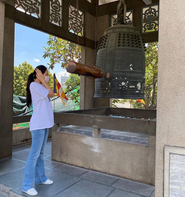 Chân dài dáng chuẩn như Mai Phương Thúy, Tiểu Vy cũng có ngày tự dìm dáng vì lười đóng thùng - Ảnh 2. Chân dài dáng chuẩn như Mai Phương Thúy, Tiểu Vy cũng có ngày tự dìm dáng vì lười đóng thùng - Ảnh 2.